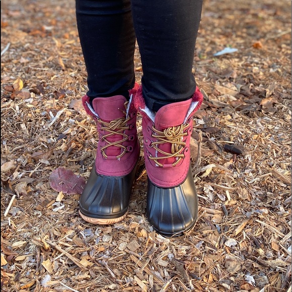 Wine lace up winter duck boots. - Picture 5 of 6